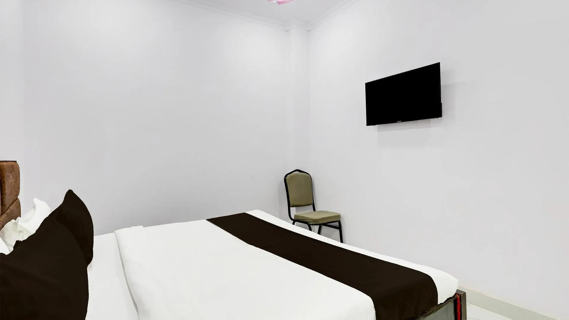Hotel The Arrow Near Paschim Vihar 델리