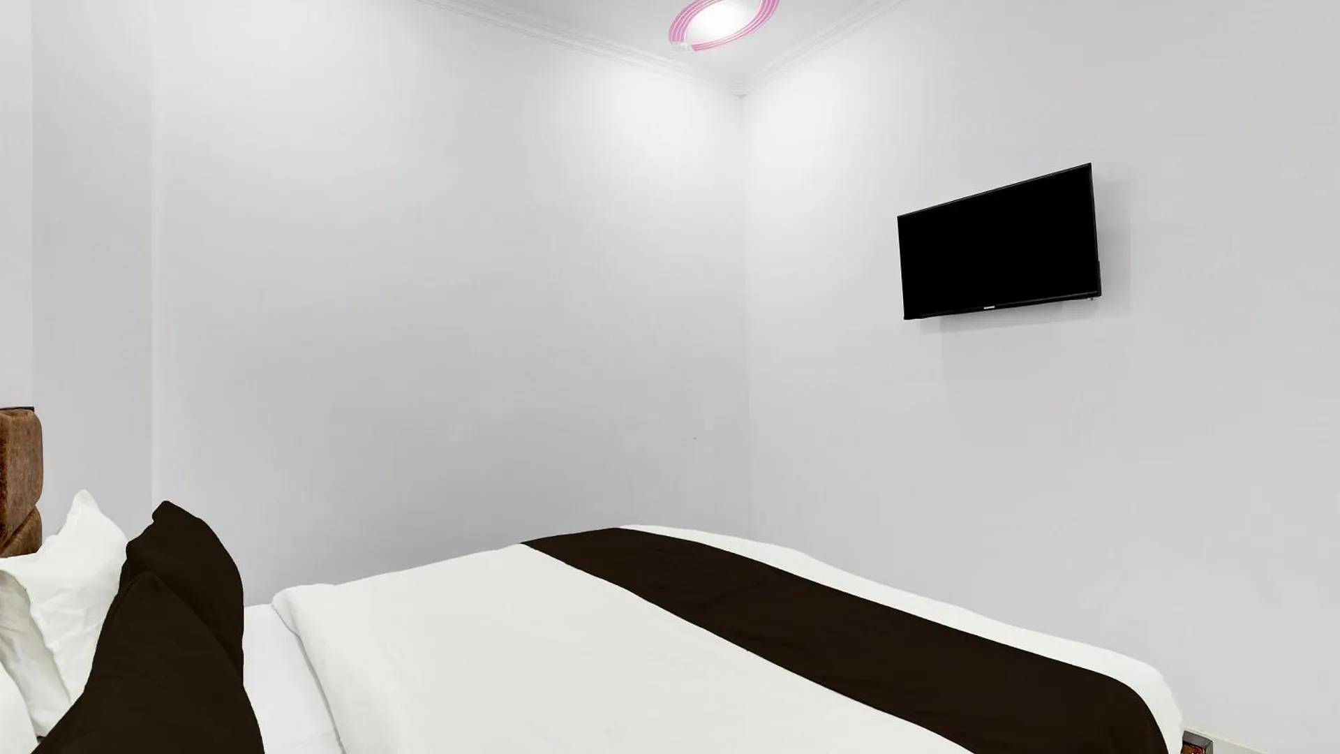Hotel The Arrow Near Paschim Vihar 델리