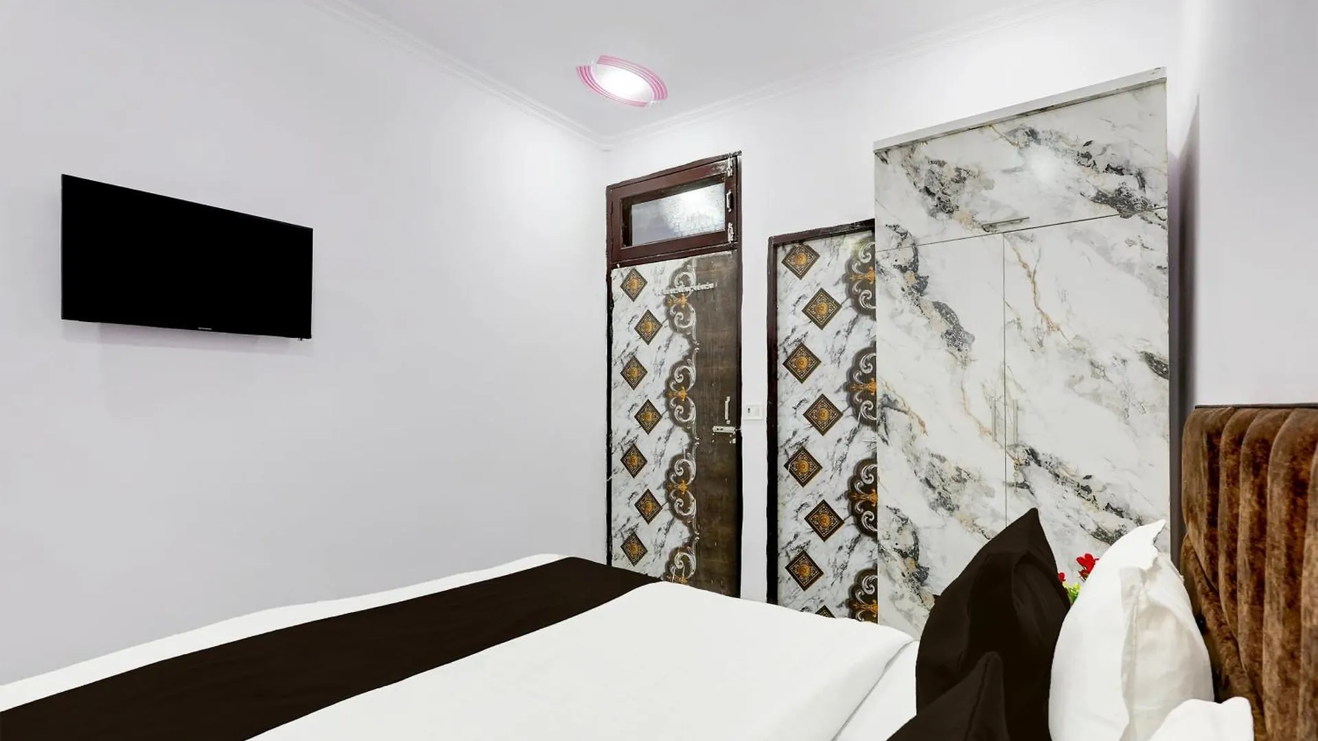 Hotel The Arrow Near Paschim Vihar 델리 3*,