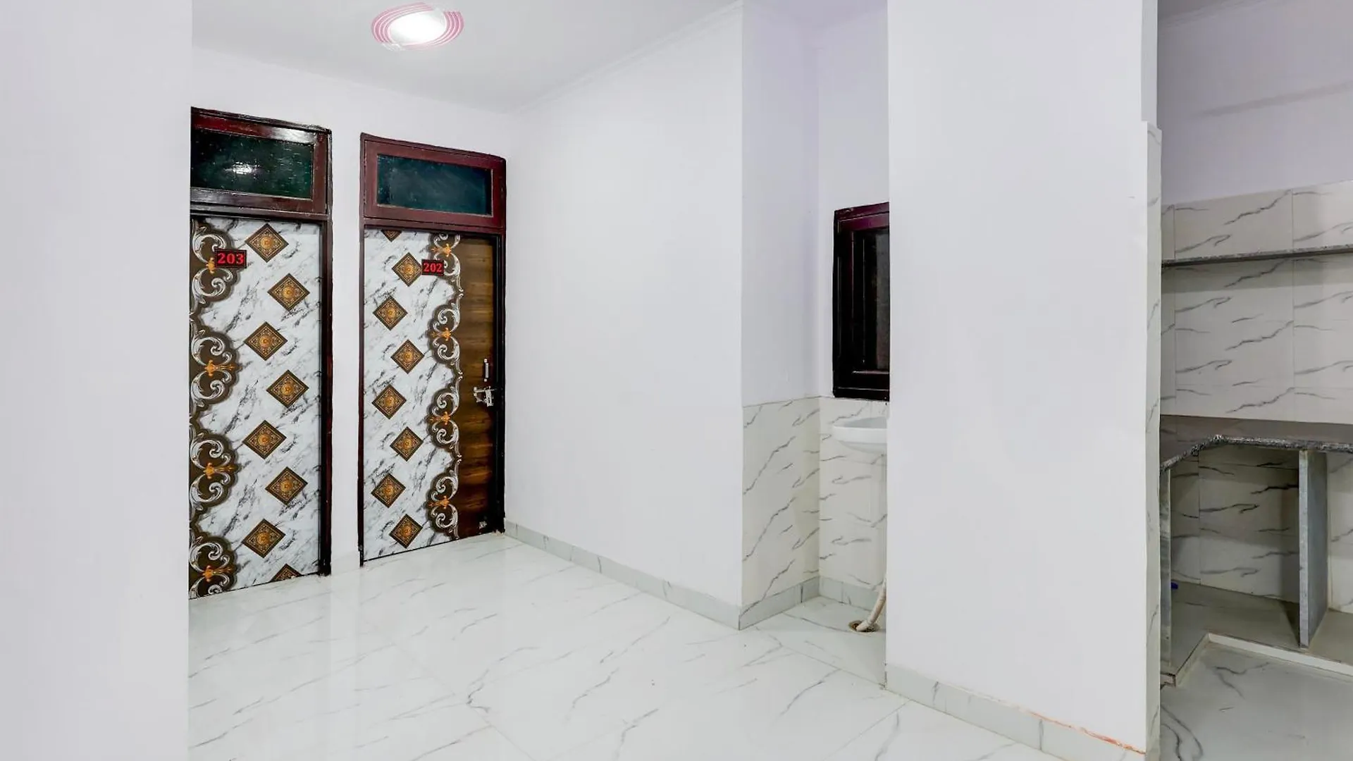 Hotel The Arrow Near Paschim Vihar 델리