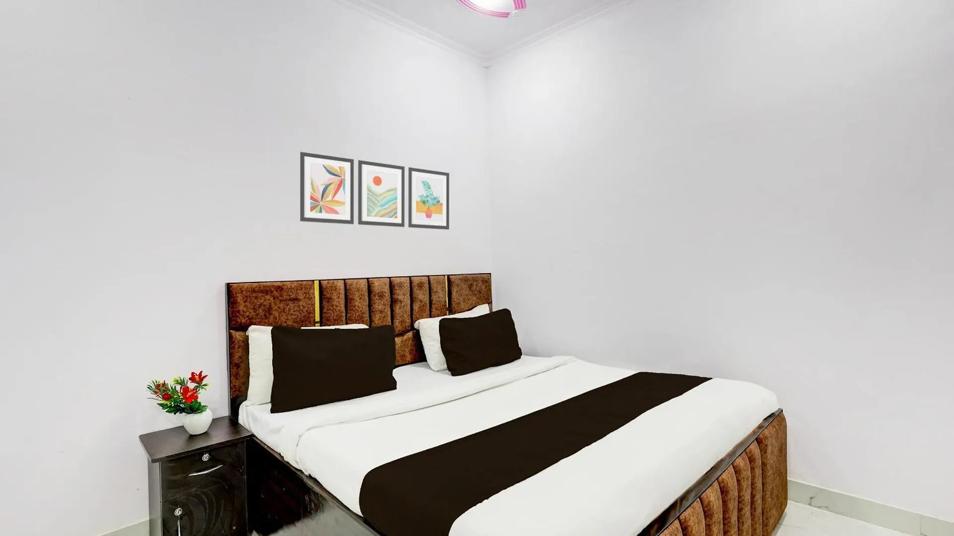 Hotel The Arrow Near Paschim Vihar 델리