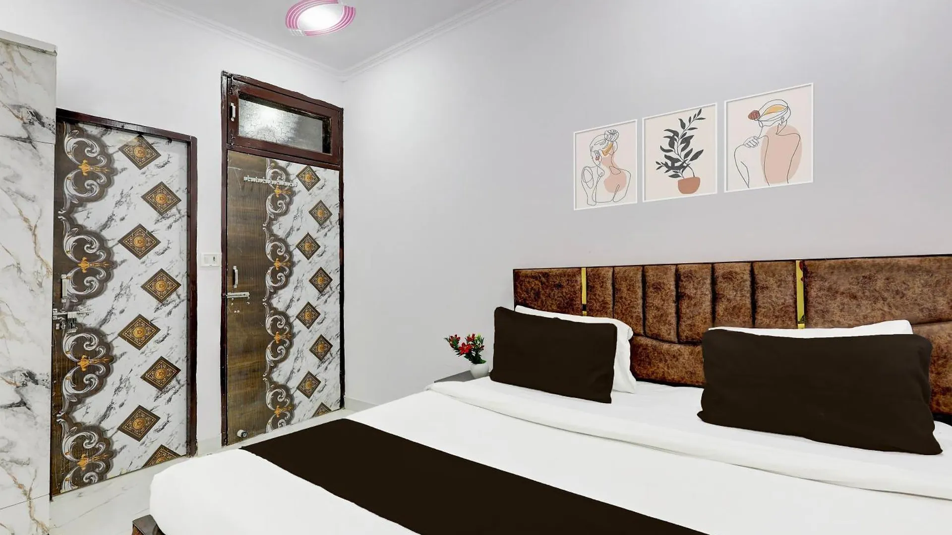 Hotel The Arrow Near Paschim Vihar 델리